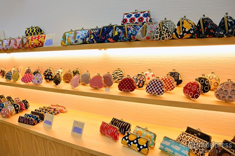 大中小さまざまながま口が並ぶ