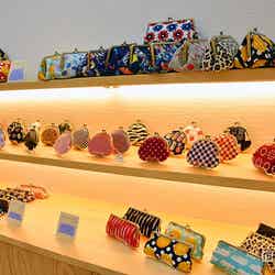 大中小さまざまながま口が並ぶ