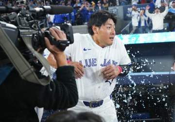 岡本和真が歓喜のズブ濡れ！NHK中継カメラも被害に 背後から大量のドリンクをぶちまけたゲレーロwファンも大爆笑「いいチームに来たんだな」