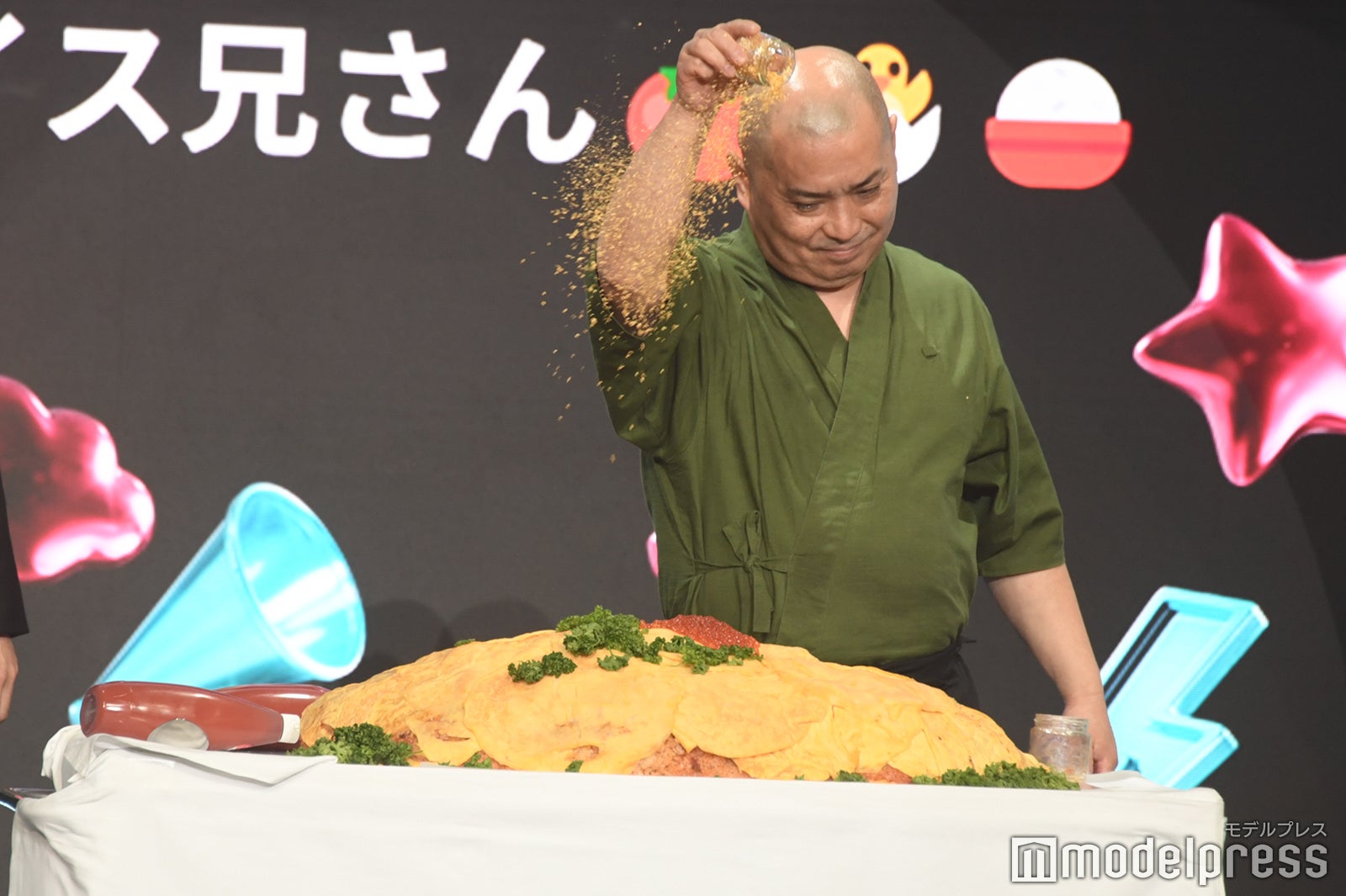 巨大オムライスケーキに金粉をかけるシェフヒロ（C）モデルプレス