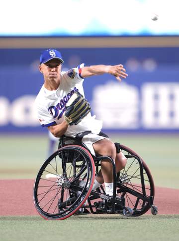 車いすテニスの小田凱人が始球式 左腕から速球披露し歓声に応える SNS「球はえー」