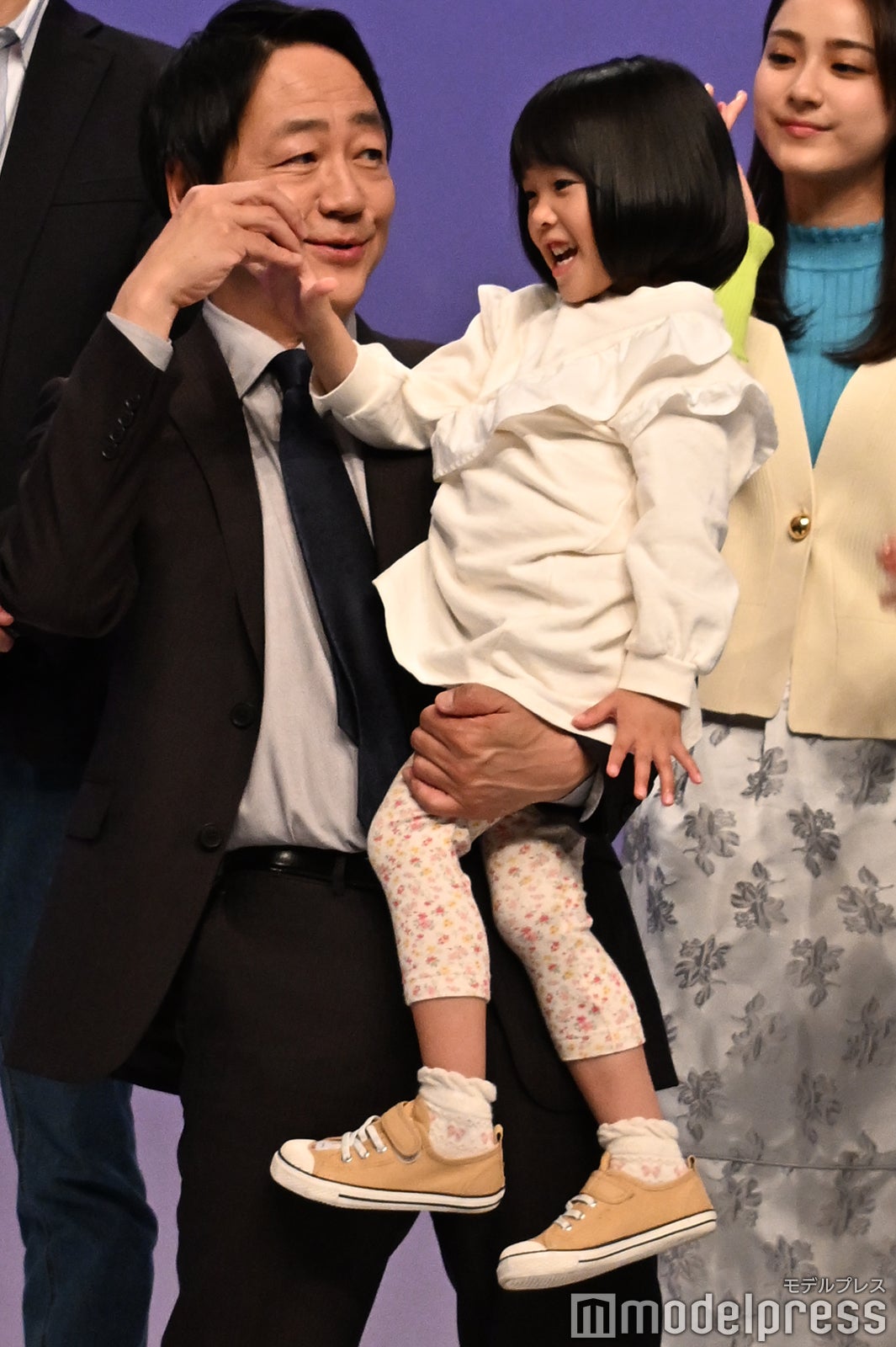 大森南朋の手で遊ぶ倉田瑛茉（C）モデルプレス