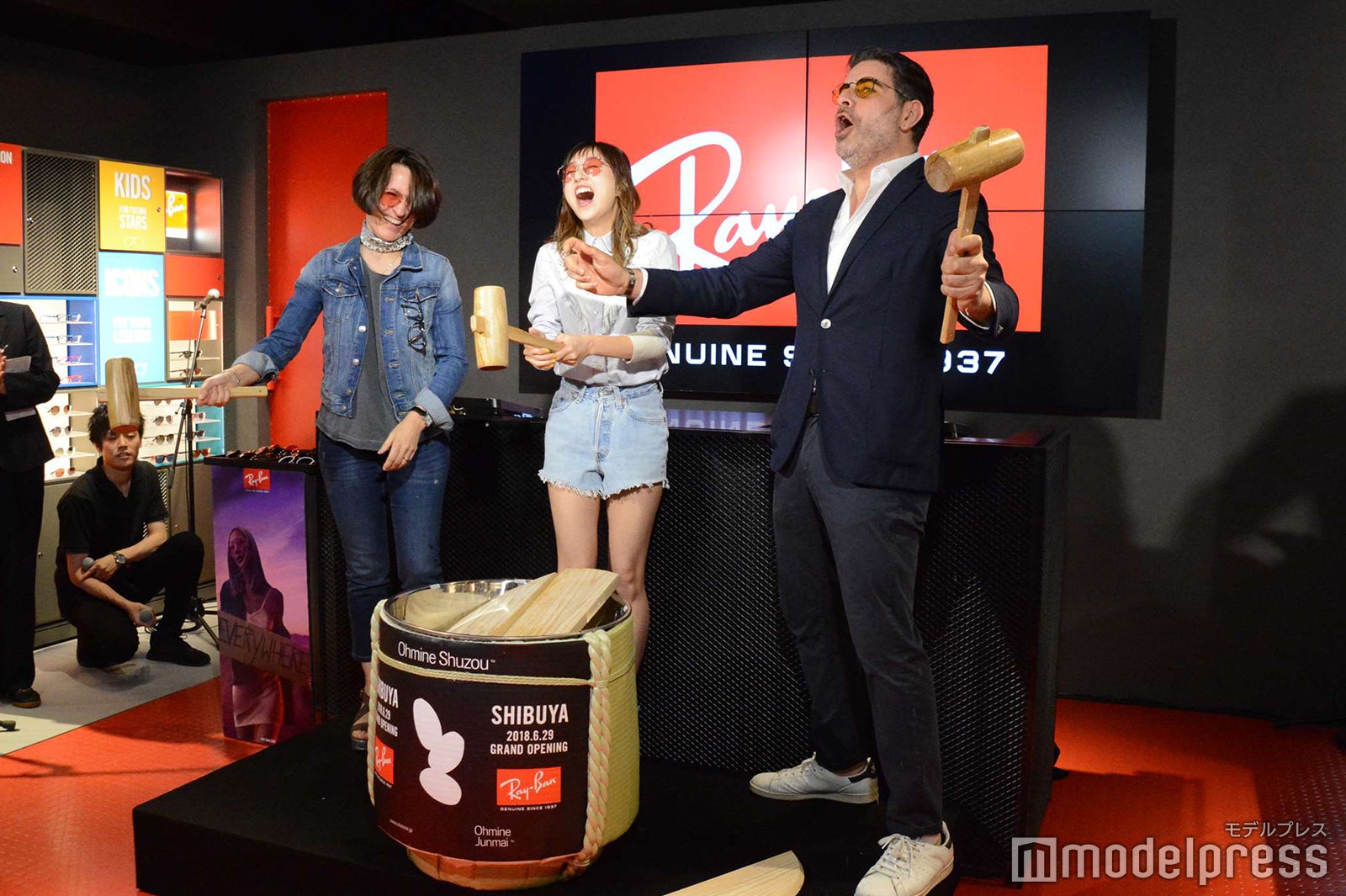 伊藤千晃（中央）（C）モデルプレス