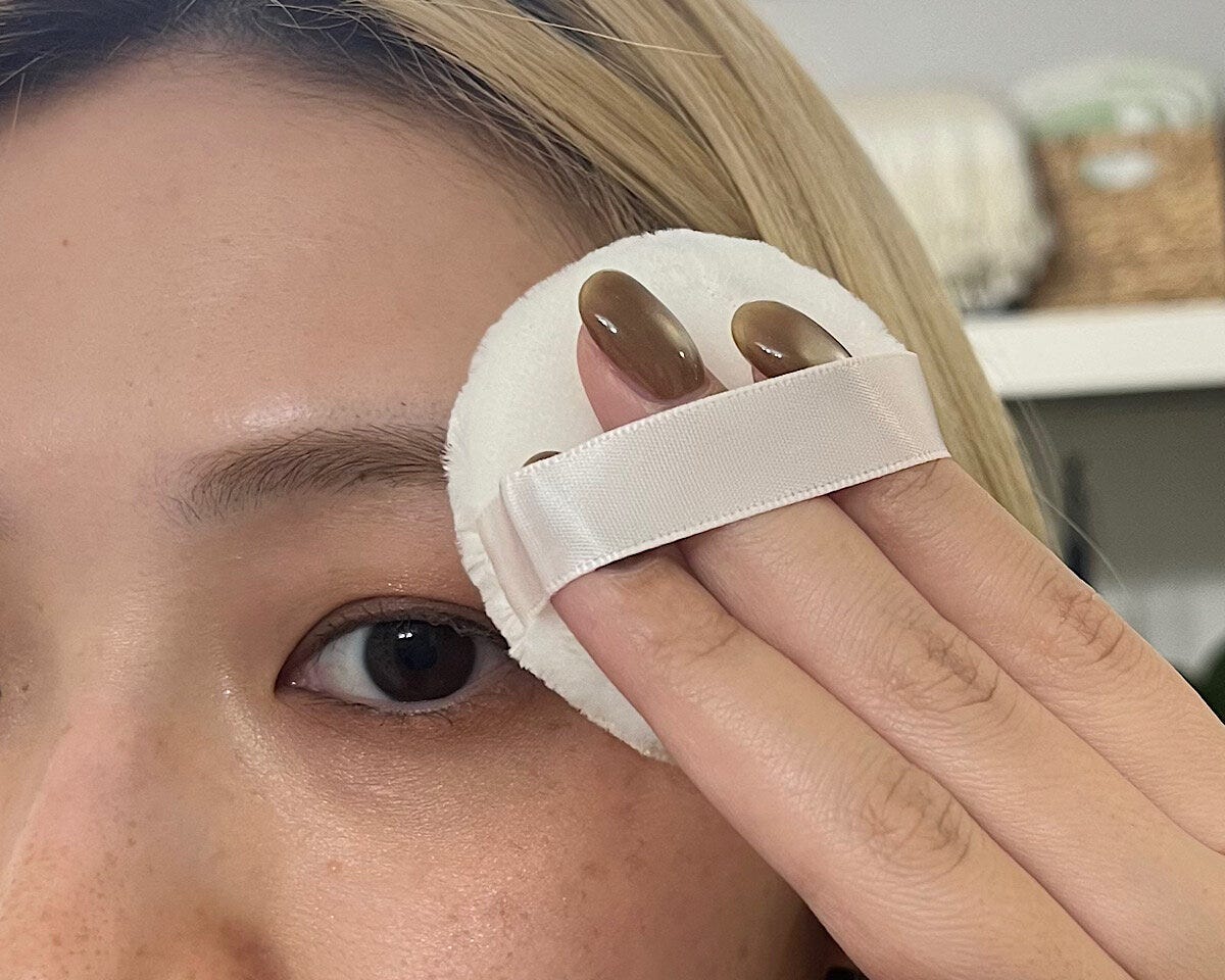 眉メイク前にパウダーをのせる