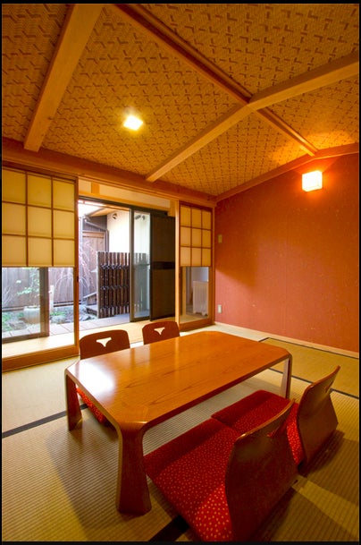 坪庭を望む和室／「城巽 あかね庵」オフィシャルサイトより