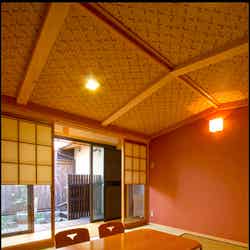 坪庭を望む和室/「城巽 あかね庵」オフィシャルサイトより