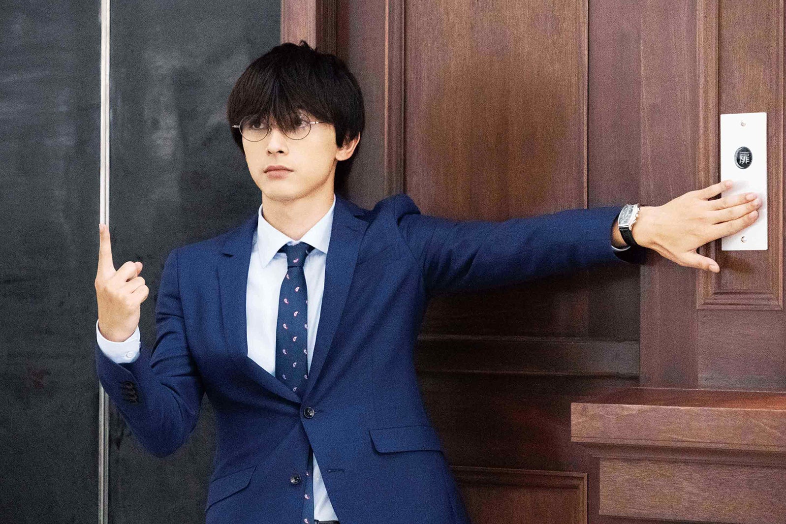 吉沢亮・佐藤健らイケメンたちの“眼福”場面写真解禁 様々な職業に扮する＜一度死んでみた＞