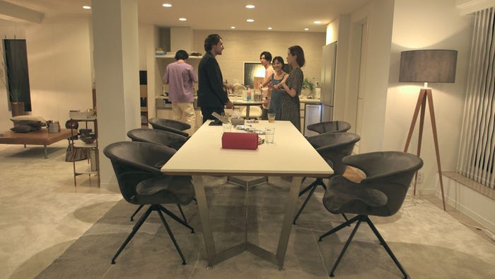 挨拶をするジュゼッペと愛華「TERRACE HOUSE TOKYO 2019-2020」15th WEEK(C)フジテレビ/イースト・エンタテインメント