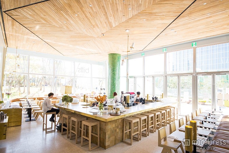 開放的なガラス張りのフロア