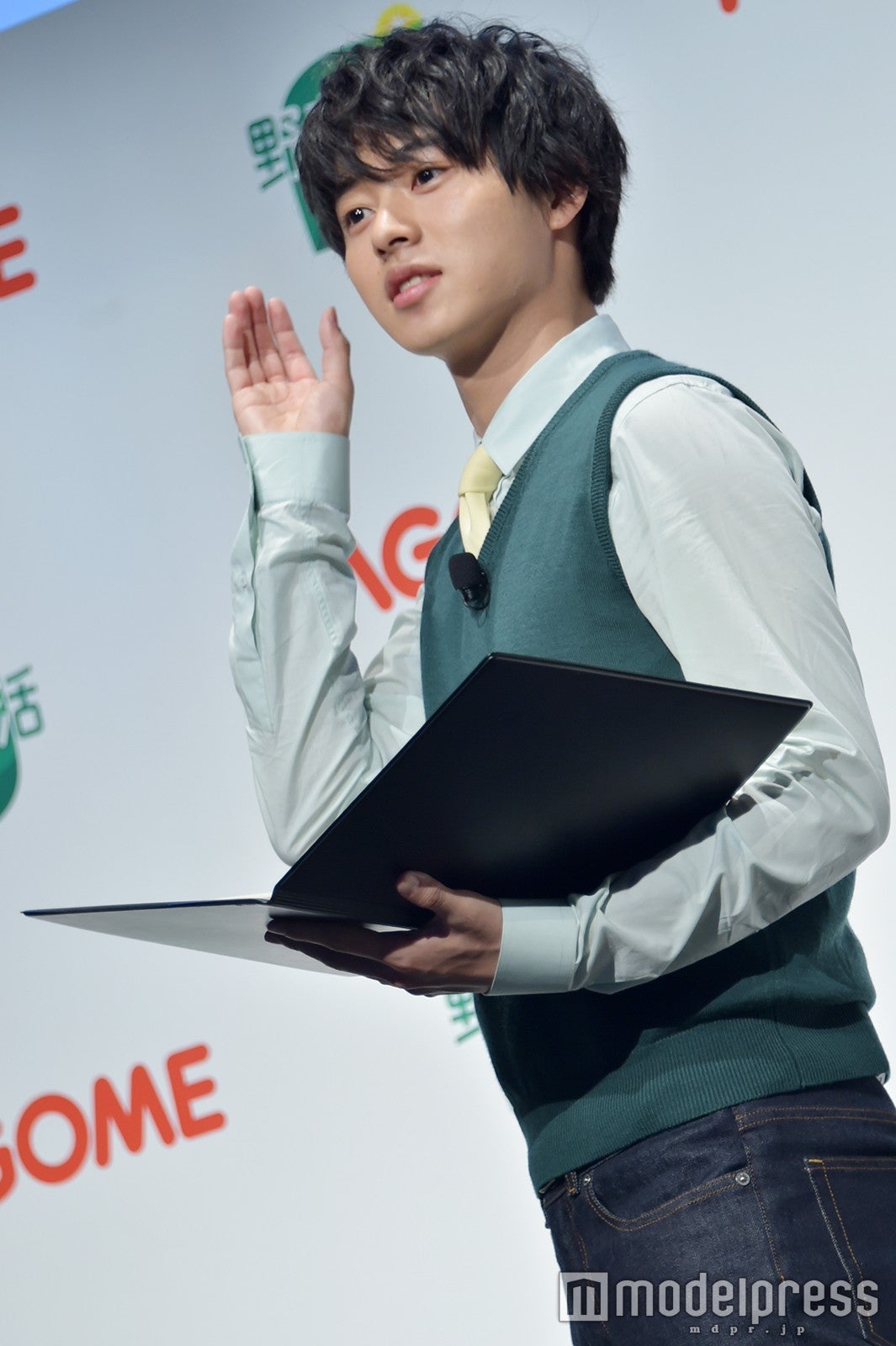 ジュースは取れなかったが、急きょエアーでポーズを披露した（C）モデルプレス