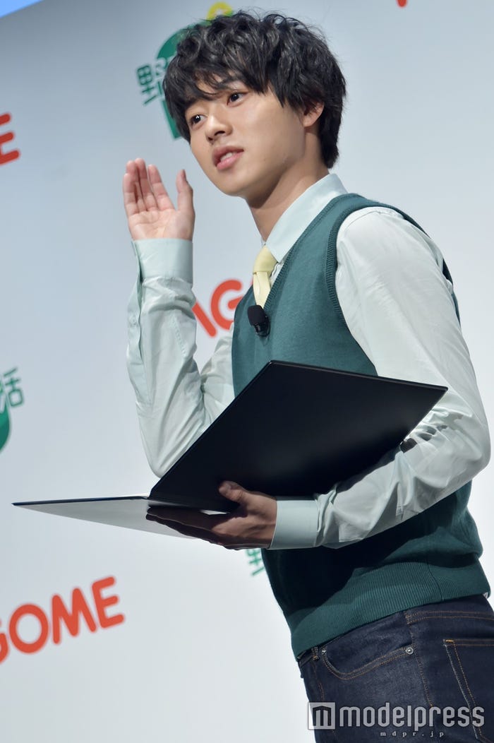 ジュースは取れなかったが、急きょエアーでポーズを披露した(C)モデルプレス