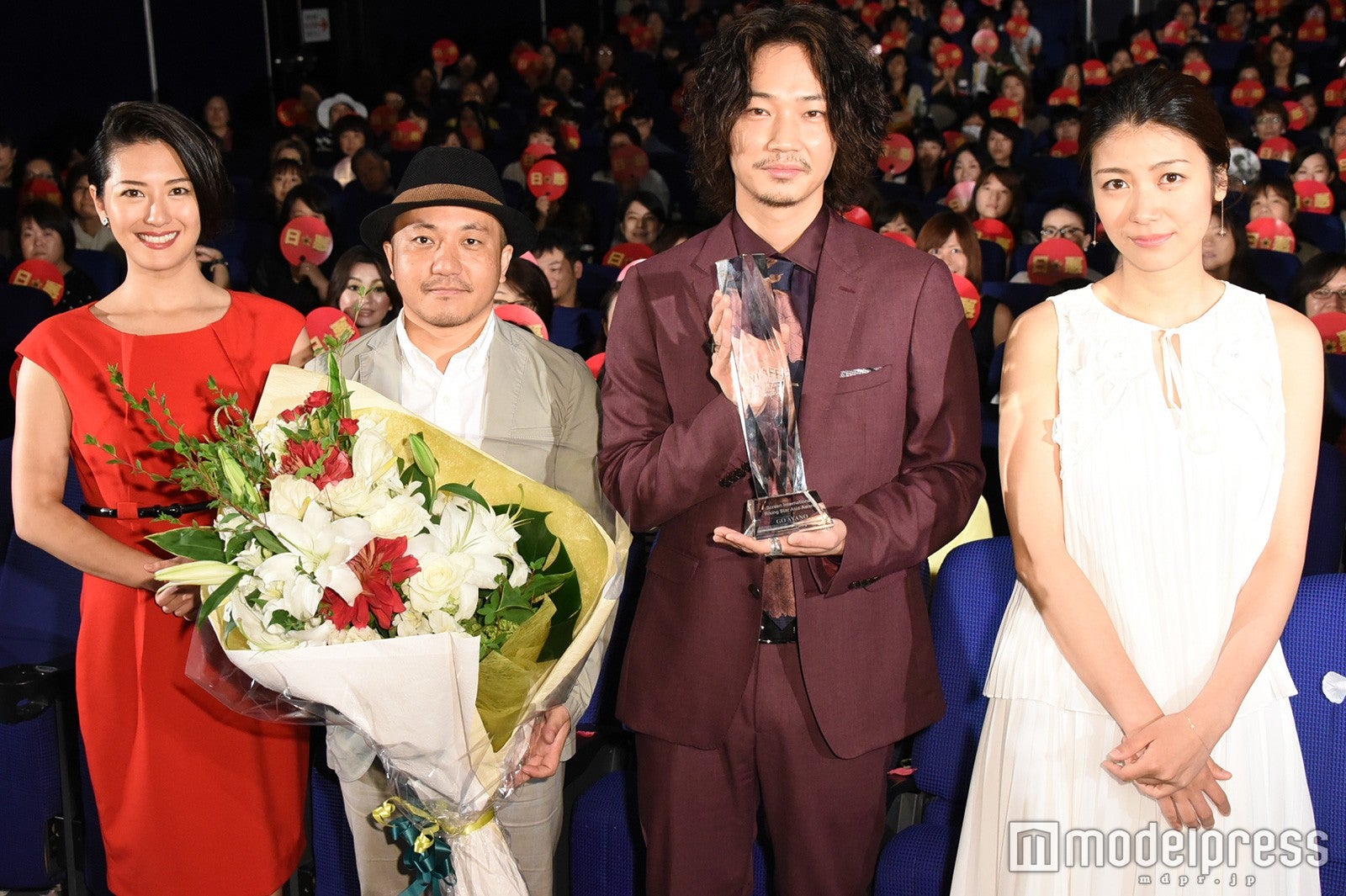 （左から）矢吹春奈、白石和彌監督、綾野剛、瀧内公美（C）モデルプレス