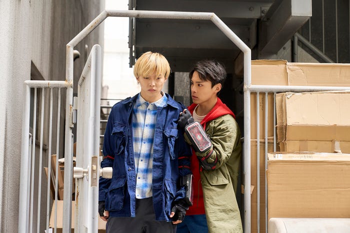 佐藤大樹、川西拓実「逃走中 THE MOVIE」場面カット(C)2024 フジテレビジョン 東映 FNS27社