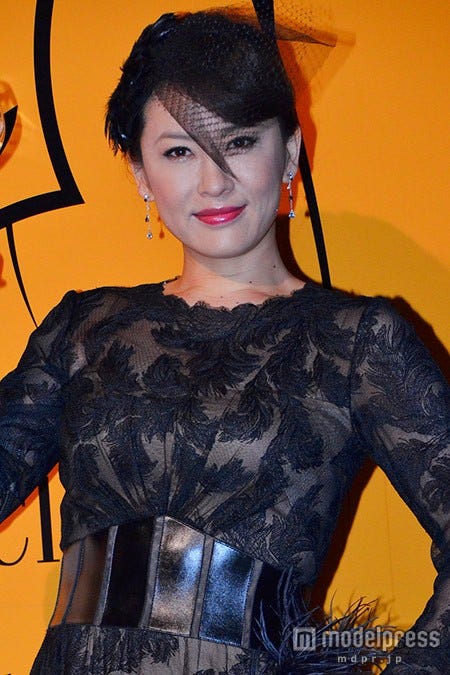 鈴木砂羽、“未亡人風”ドレスで大人の色気 頑張る女性にエールも【モデルプレス】