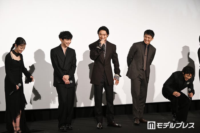 話しながら雲行きが怪しくなった山崎賢人に崩れ落ちるキャスト陣(C)モデルプレス