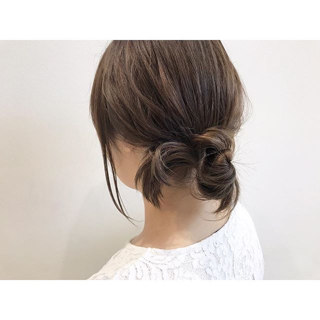 ストレートヘアの一つ結びアレンジ12選 巻かないでもおしゃれにキマる モデルプレス ストレートヘアの一つ結びアレンジ12選 巻かないでもおしゃれにキマる モデルプレス