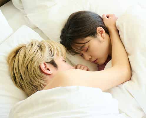 志尊淳&岸井ゆきの、ベッドで接近「恋は闇」場面写真解禁