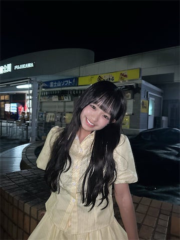 14歳JCインフルエンサー・なな、笑顔眩しいブラウス×ミニスカ姿に「惚れ直す」「かわいすぎる」