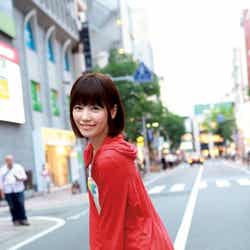 島崎遥香、自身初となる写真集「ぱるる、困る。」誌面ショット(福岡)/画像提供:「ぱるる、困る。」(集英社)