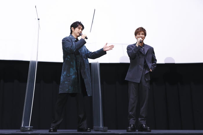 ディーン・フジオカ、岩田剛典 (C)2022「バスカヴィル家の犬 シャーロック劇場版」製作委員会