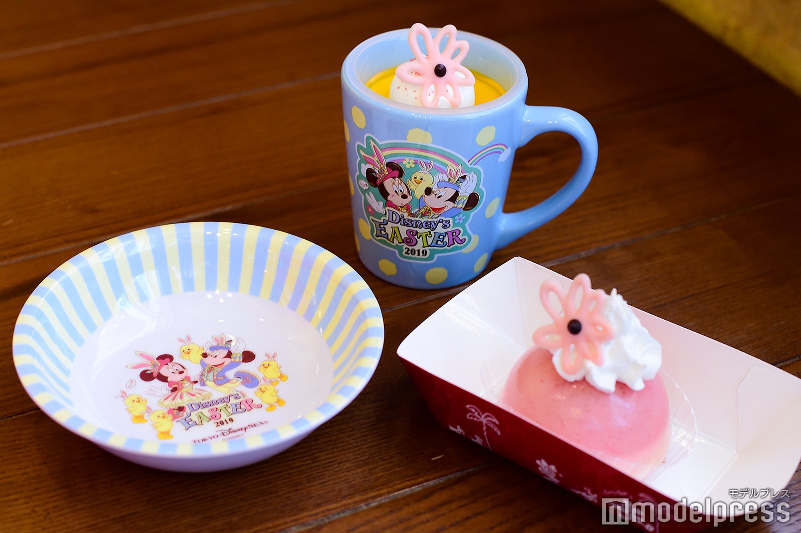 （奥）バニラプリン＆ミルクゼリー、スーベニアカップ付き（¥800）／（手前）チェリー＆バニラムースケーキ、スーベニアプレート付き（¥800）（C）モデルプレス（C）Disney