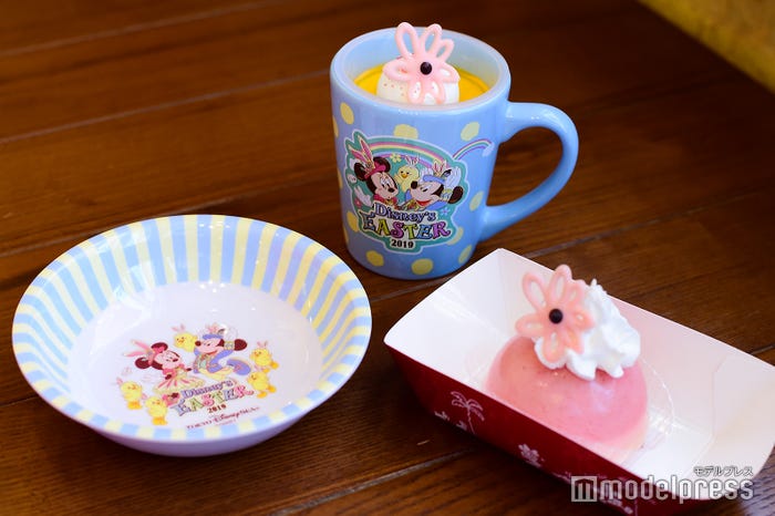 (奥)バニラプリン&ミルクゼリー、スーベニアカップ付き(¥800)/(手前)チェリー&バニラムースケーキ、スーベニアプレート付き(¥800)(C)モデルプレス(C)Disney