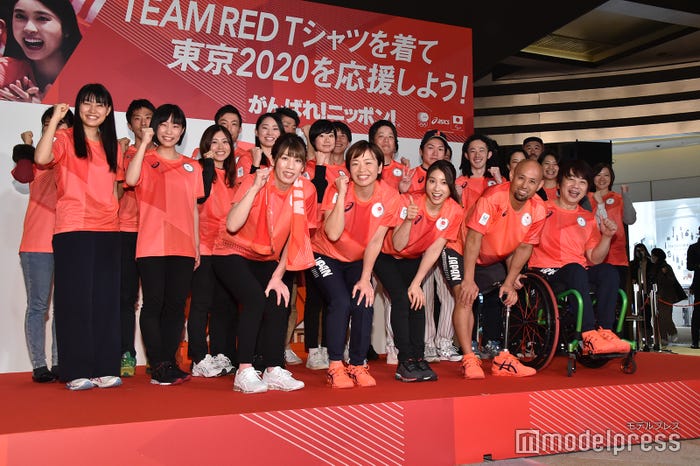 (前列左から)吉田沙保里、中山由起枝選手、土屋太鳳、山本篤選手、根木慎志氏(C)モデルプレス