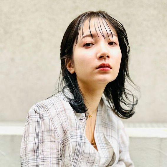 旬のウルフカットはセミロングが大人っぽい 21年も人気スタイルでお洒落に モデルプレス 旬のウルフカットはセミロングが大人っぽい 21年も人気スタイルでお洒落に モデルプレス