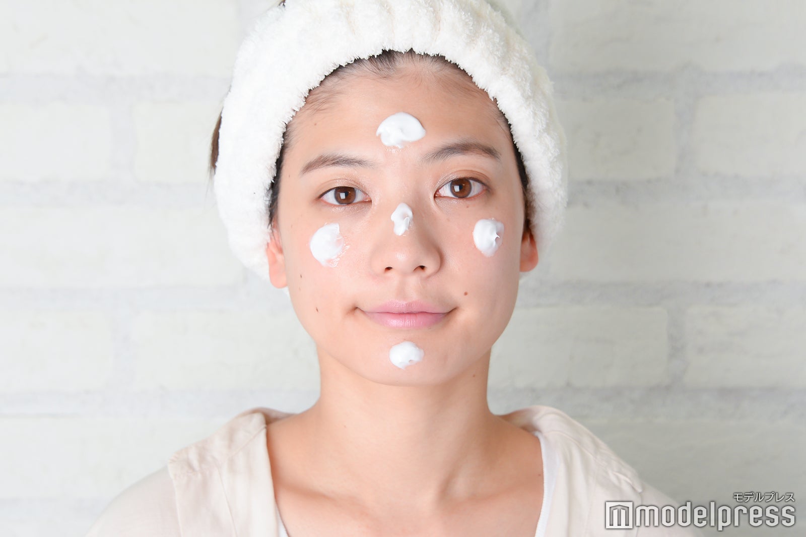 顔の5箇所にクリームをのせる（C）モデルプレス