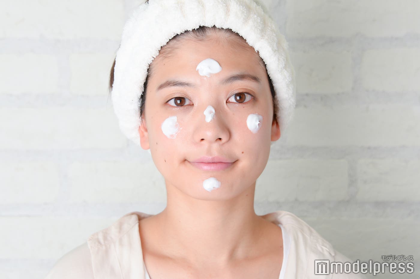 顔の5箇所にクリームをのせる(C)モデルプレス