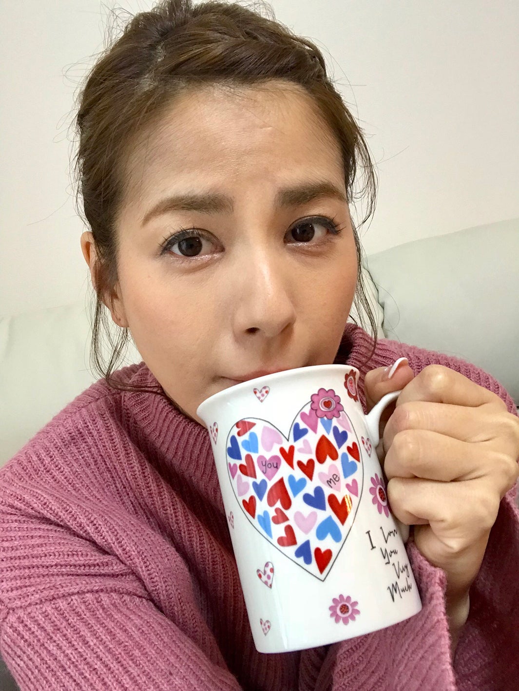 プライベートや家の中では前髪を上げていることも多いです。このマグカップは親友がプレゼントしてくれた宝物です♪