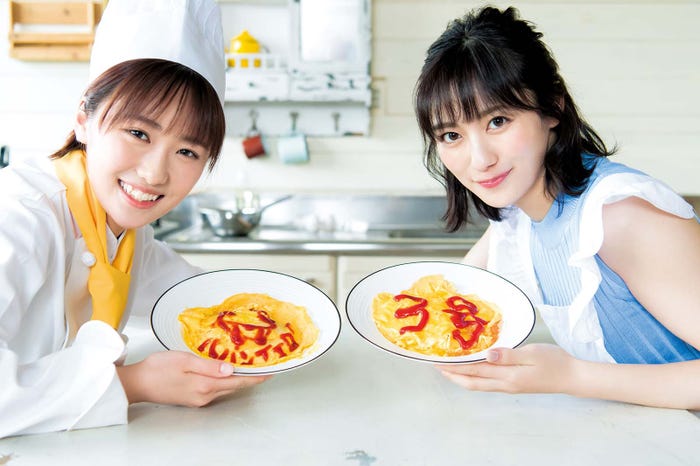(左から)工藤遥、奥山かずさ(C)Takeo Dec./集英社