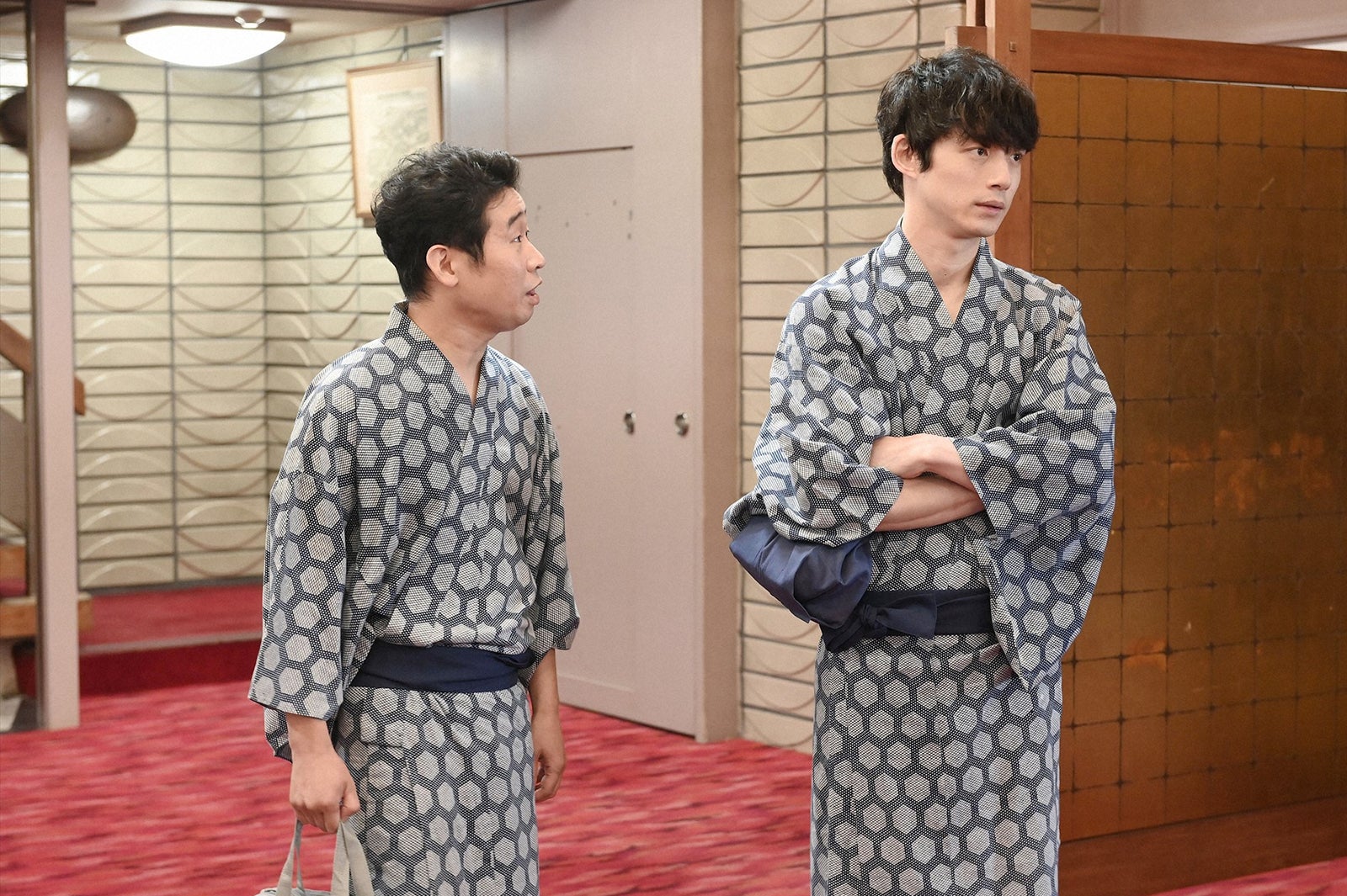 前野朋哉、坂口健太郎／「婚姻届に判を捺しただけですが」第4話より（C）TBS