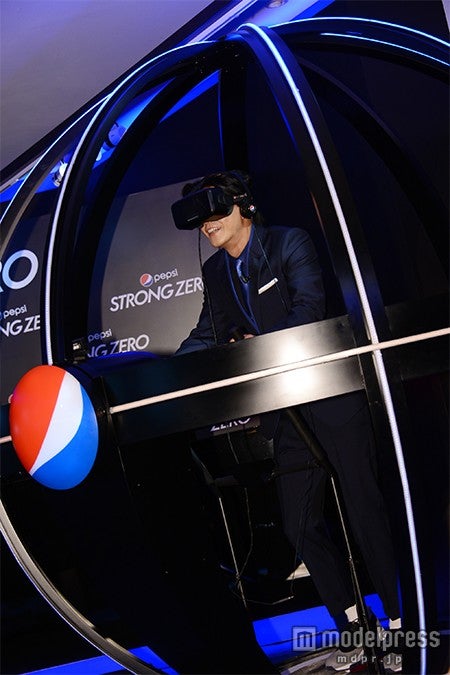 最先端オキュラスリフトを使用したアトラクションを体験中の小栗旬