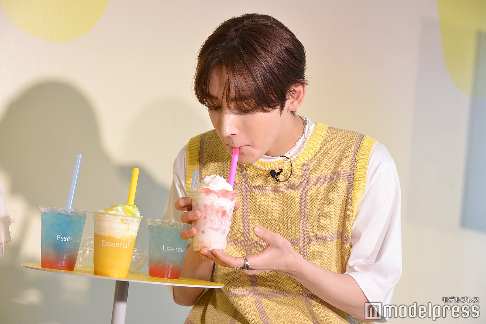 監修したドリンクを飲む浜川路己（C）モデルプレス
