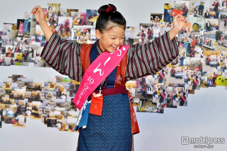 映画「おしん」のキャンペーンイベントで19の都道府県を回り、見事ゴールに喜ぶ濱田ここね