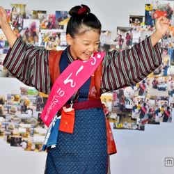 映画「おしん」のキャンペーンイベントで19の都道府県を回り、見事ゴールに喜ぶ濱田ここね