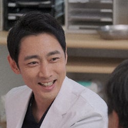 小泉孝太郎演じる医師、実家の病院再建のため奮闘!『病院の治しかた』第1話