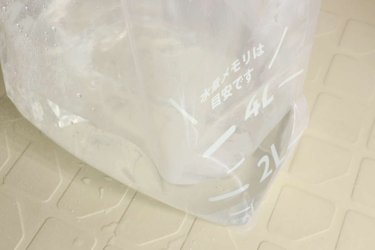 水量目盛り「2L」「4L」が見える「つけ置き洗いバッグ」に水が入っている