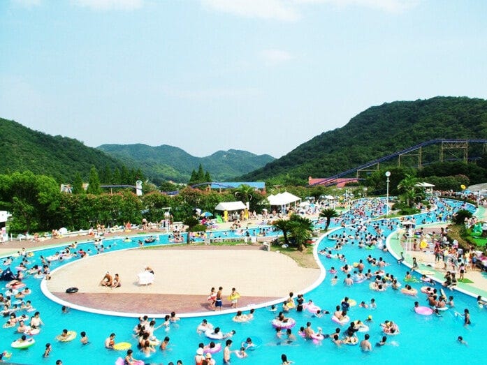 1周約260ｍの「流水プール」はひょうたん型のプール