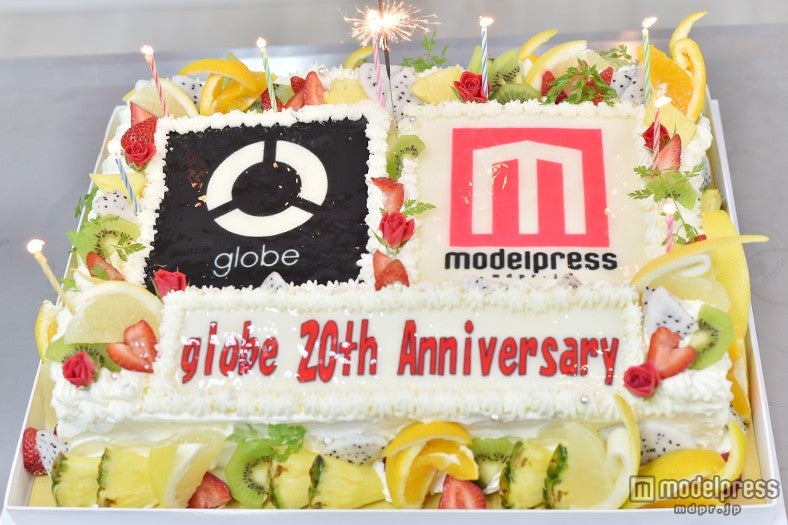 「globe20周年×モデルプレス」の特注ケーキ