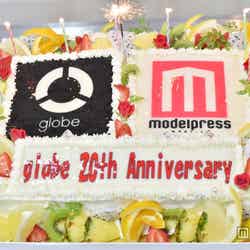 「globe20周年×モデルプレス」の特注ケーキ