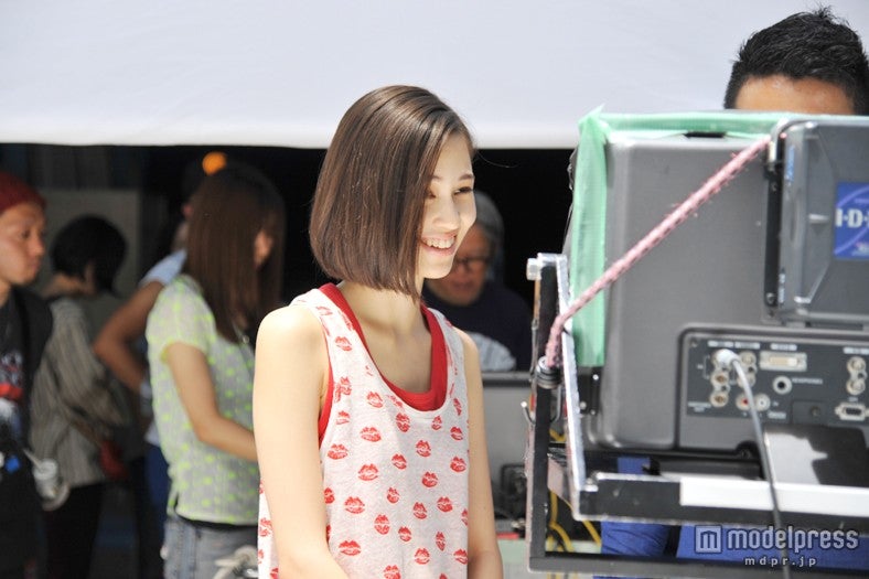 水原希子／ICEカップヌードル新CM「氷入れすぎた」篇メイキングカットより