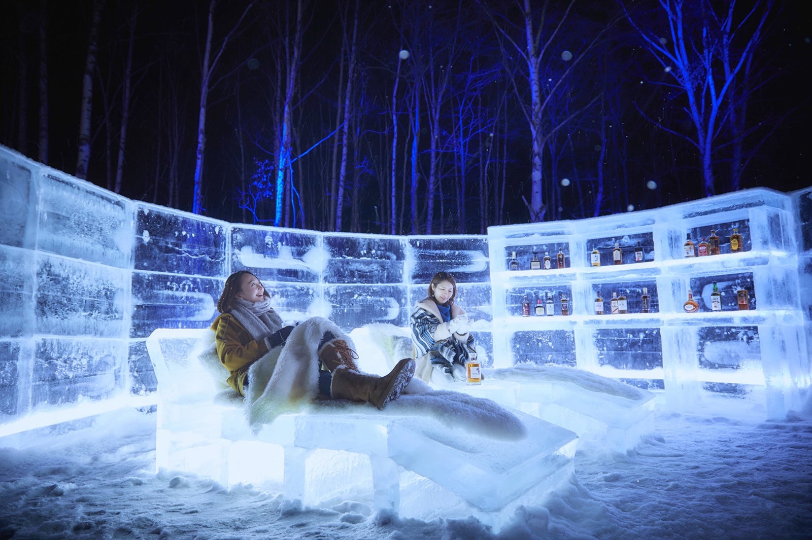 星空を眺めながら寛ぐ「氷の湯上がり処」／画像提供：星野リゾート