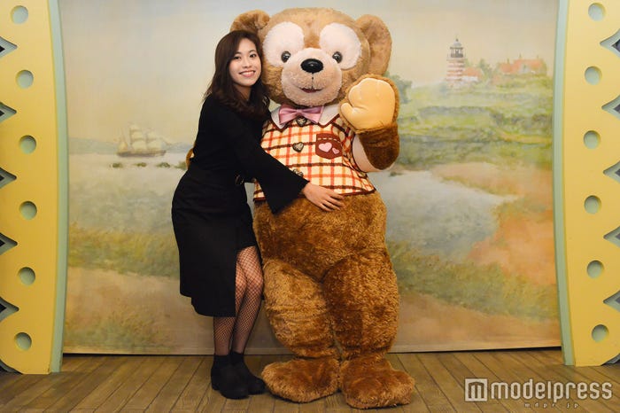 新コスチュームを着たダッフィー/モデル:山本沙樹(C)モデルプレス