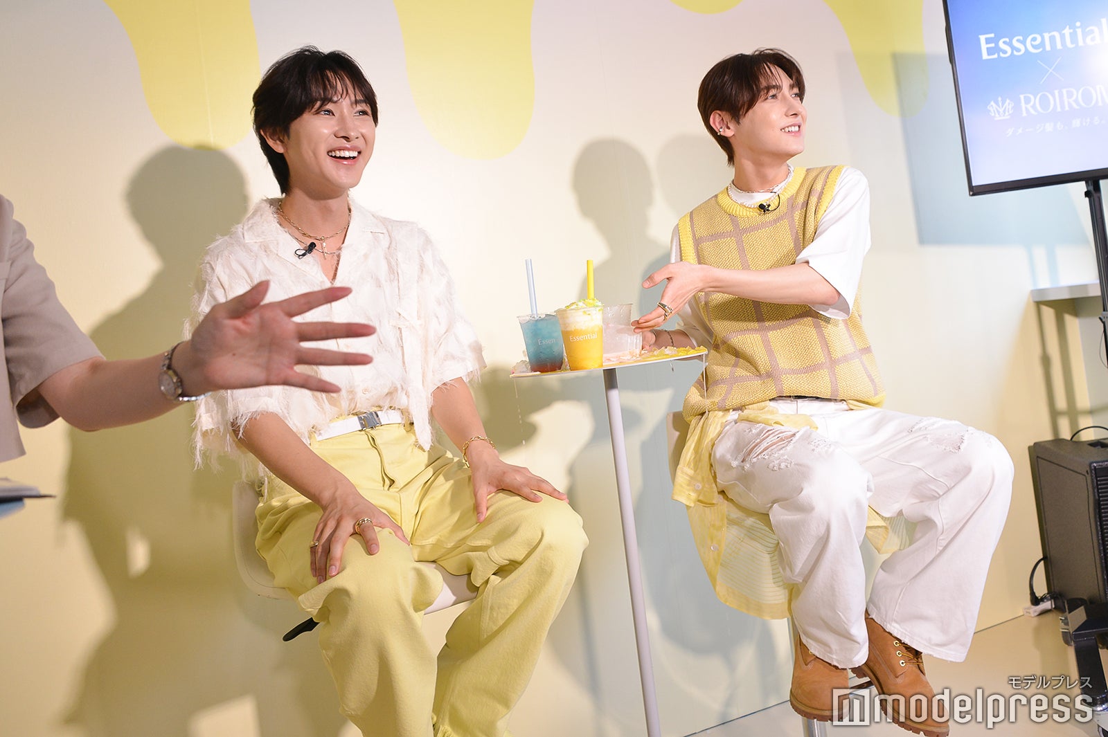 ドリンクを倒してしまうハプニング発生／本多大夢、浜川路己（C）モデルプレス