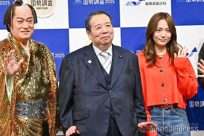 松平健、村上誠一郎総務大臣、川口春奈(C)モデルプレス