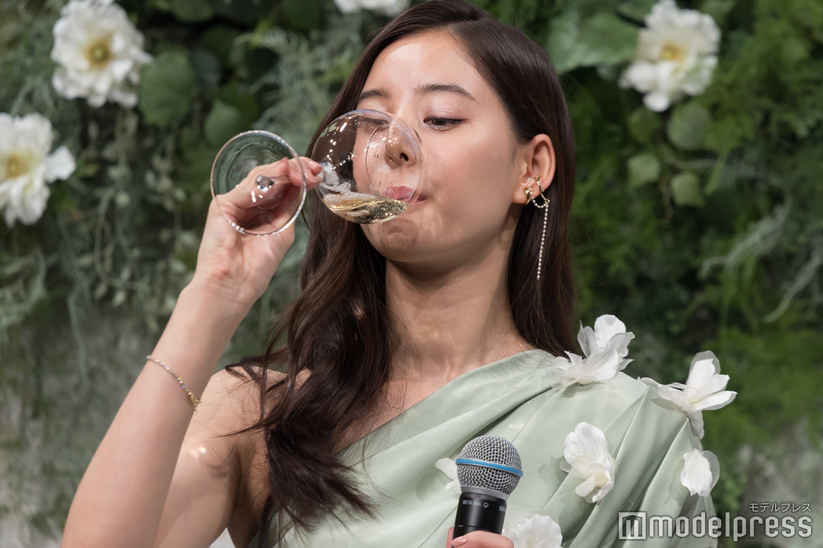シャンパンを嗜む新木優子（C）モデルプレス