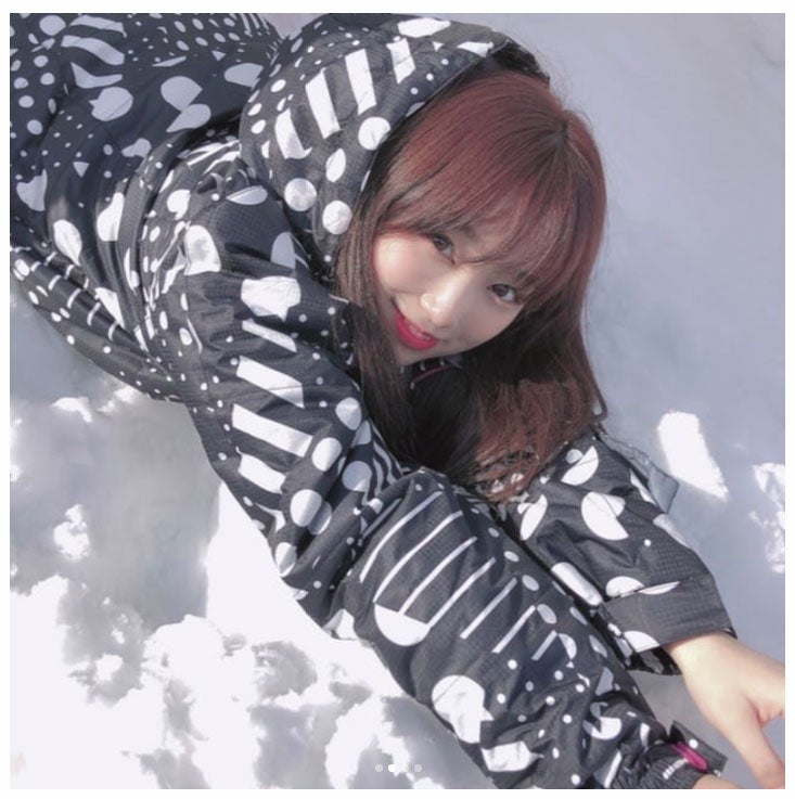 IZ*ONE矢吹奈子、雪に寝そべるキュートな姿に「世界一可愛い」「天使」と反響殺到