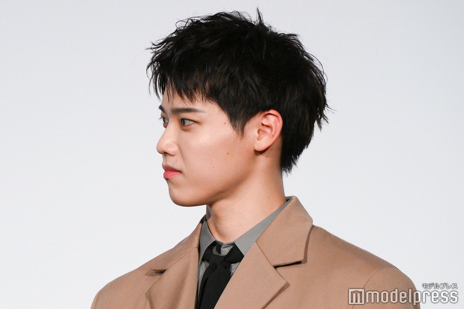 渡邉美穂の話に頷く木村柾哉（C）モデルプレス